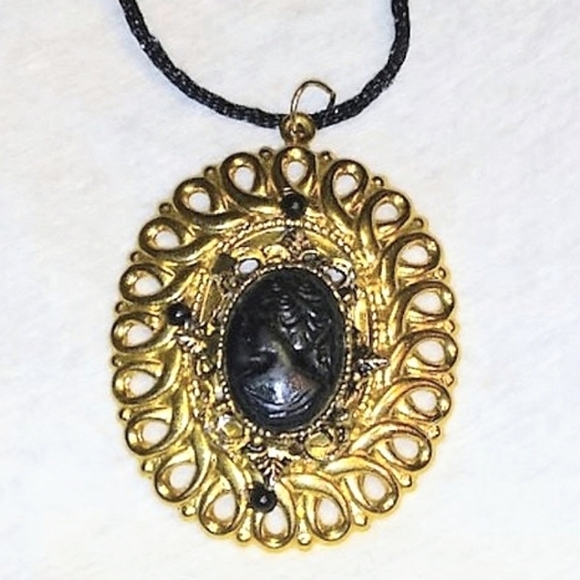 Victorian Black Faced Cameo Pendant + FREE Ring - Picture 4 of 17